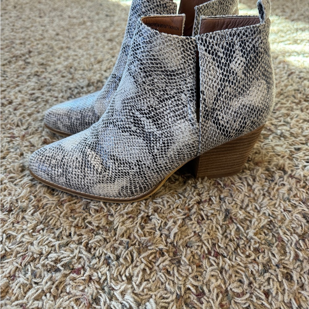 BEAST FASHION Gray Snake-Print Ankle Booties